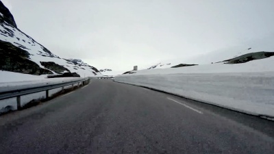 在挪威的公路上开车