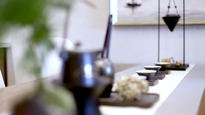 现代客厅中的日式茶具