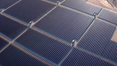 从空中俯瞰沙漠中的大型太阳能农场创造清洁可再生能源