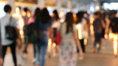 人群在曼谷CBD的公共天桥上行走