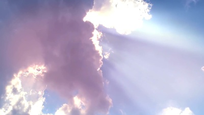 来自云层边缘的太阳光