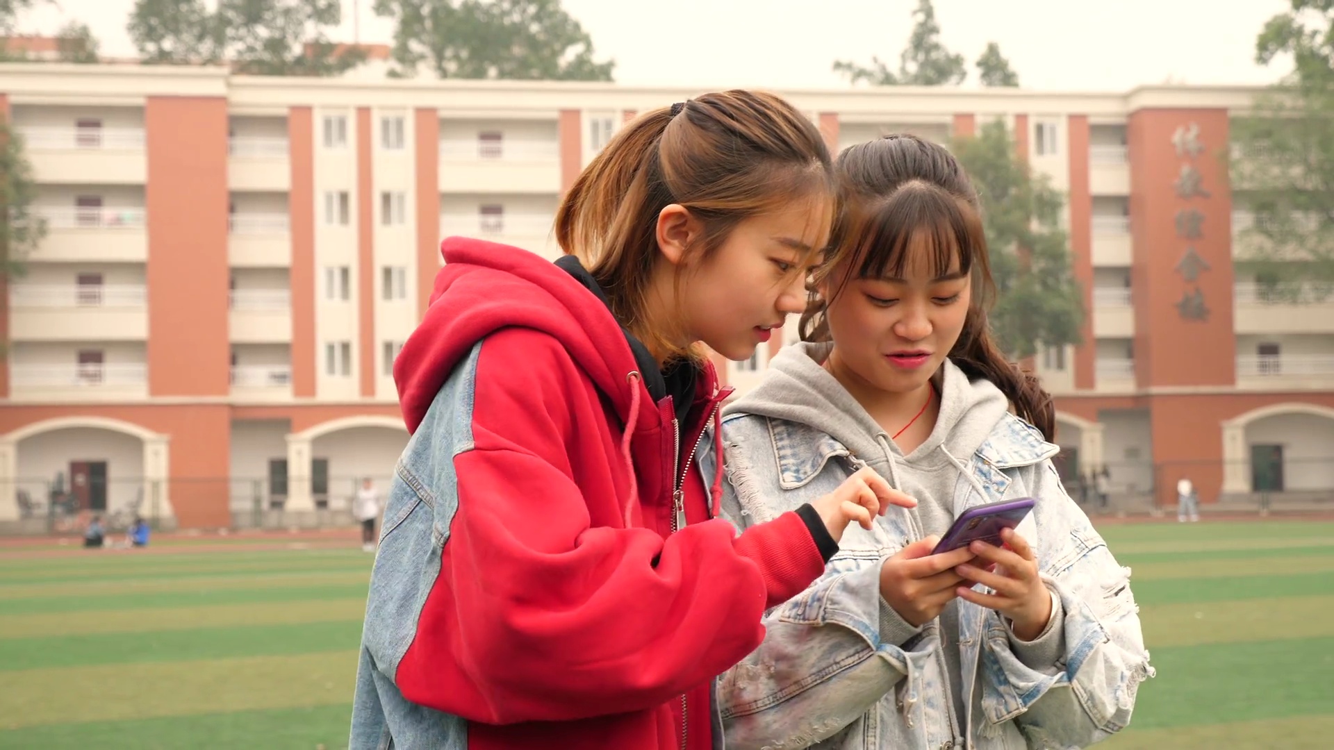 校园里两个快乐的亚洲女孩聊天