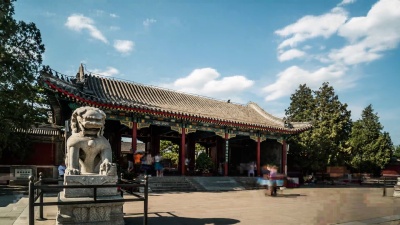 圆明园遗址公园入口处的延时摄影，北京，中国