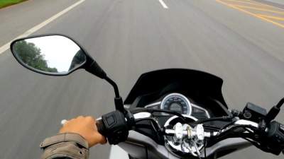 摩托车公路探险前进