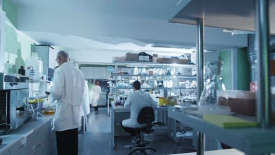 一组穿着白大褂在现代实验室工作的科学家的Timelapse镜头。