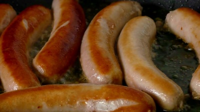 在平底锅里煎香肠