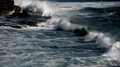 高清 印度尼西亚巴厘岛黑色沙滩上的海浪撞击沙滩