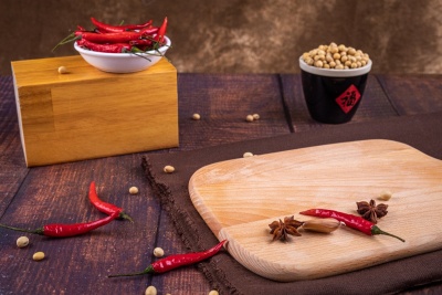 美食系列写实砧板上的辣椒