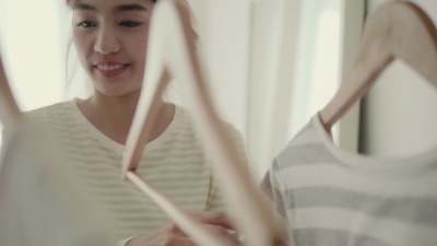 女人在家穿衣服。
