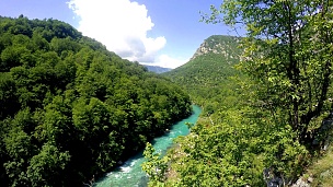 山河流过峡谷