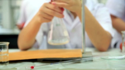 医学生接受化学测试