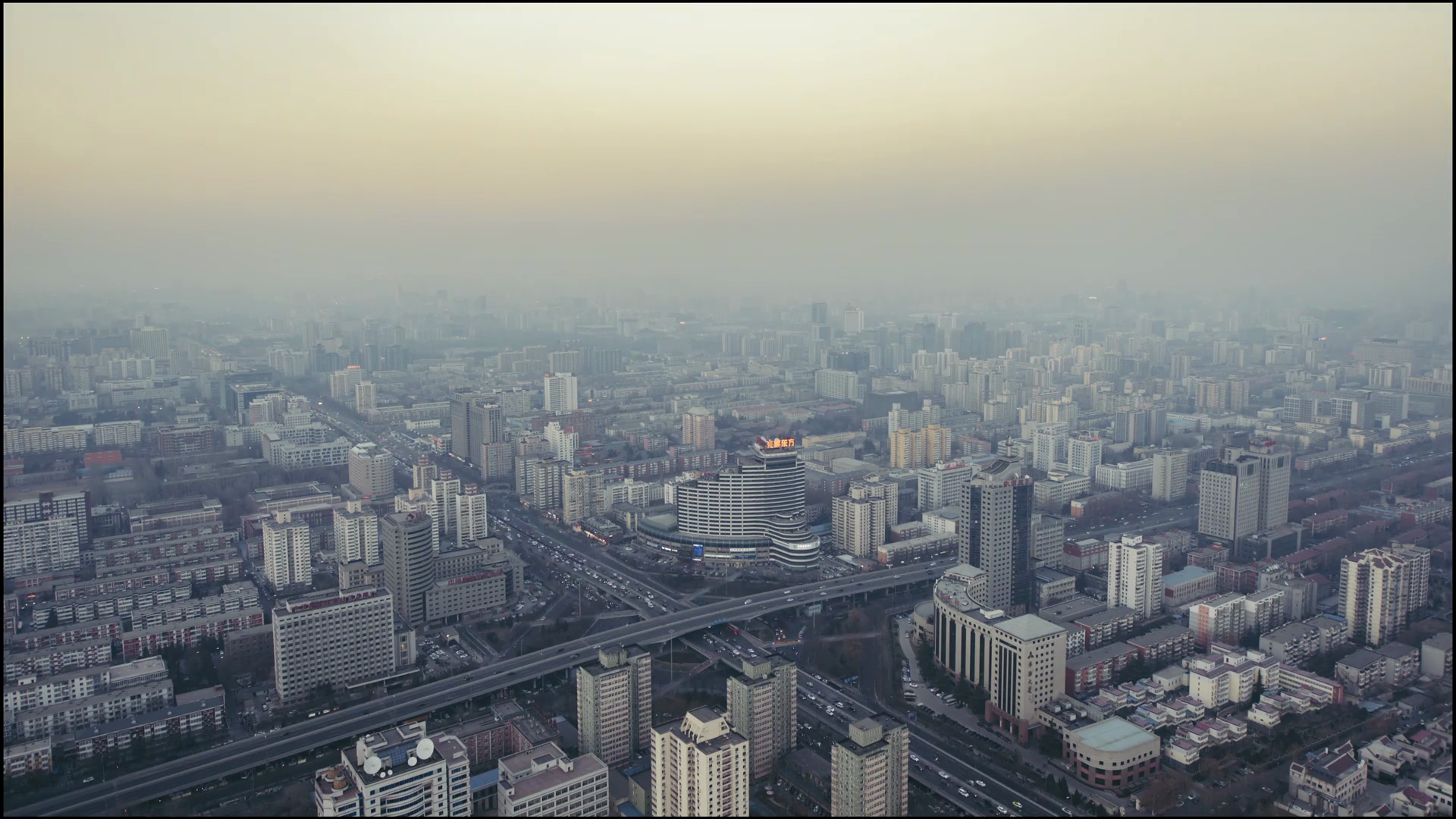 空气污染中的T/L居民区和道路交叉口，日夜转换/北京，中国