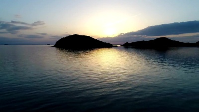 日落时空中小推车上平静的海景