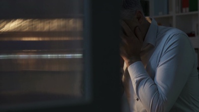 女人安慰她疲惫的同事