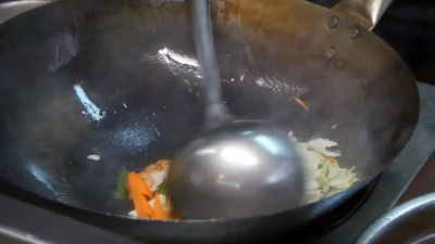 在旅馆或餐厅厨房里准备的一种炒菜风格的食物