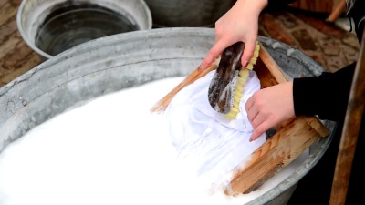 在荷兰，这位妇女拧干了湿透的衣服。