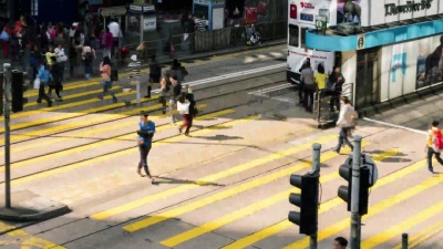 香港铜锣湾街道过路处人们的  Timelapse视图。香港是亚洲区的主要金融中心。