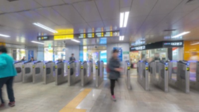 延时 韩国汉城站行人拥挤的模糊背景