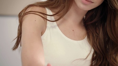 女性护肤品。早上女性手在肘部涂抹身体霜的特写镜头
