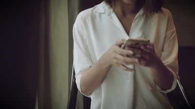 年轻女子正在用智能手机网购。