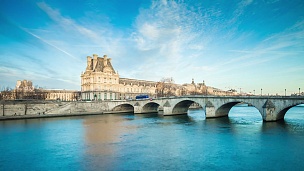 法国傍晚晴朗的天空巴黎塞纳河旋转木马大桥卢浮宫全景 延时摄影