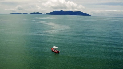 海上的船