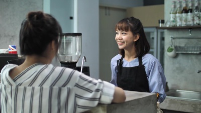 业主咖啡馆服务与客户，慢动作