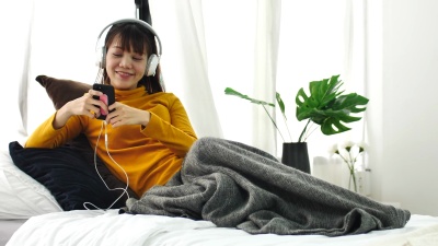 听音乐的年轻女子