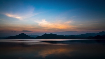 日落天空的 延时与多云美丽的自然