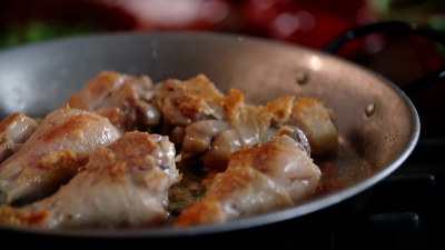 用青豆、豌豆和辣椒粉制作鸡肉饭