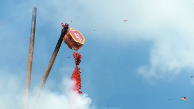 红色爆竹在蓝天下爆炸，带有音频>