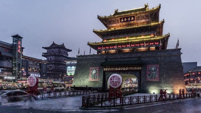 中国开封著名鼓楼的延时摄影与交通