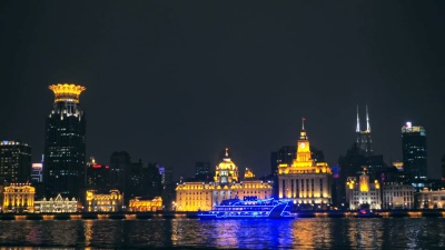 黄浦江上的内河船，以浦西北部的天际线为背景