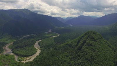 航空摄影。天堂景观与西伯利亚贝加尔湖附近的山湖景观。斯内兹纳亚河的温暖湖泊。维德里诺