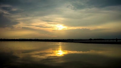 盐场水面天空戏剧性反射的昼夜时移
