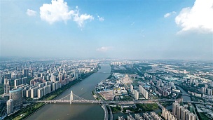 全景鸟瞰广州的天际线，建筑物和交通，延时摄影。