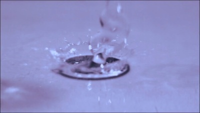 慢动作中的水滴。浅景深