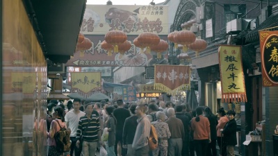 走在北京王府井大街上的人们