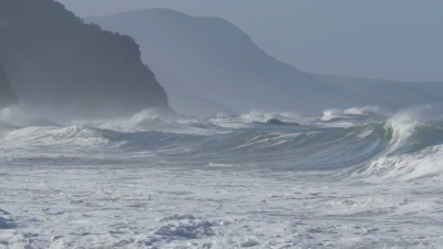 海上暴风雨天气中撞击海浪产生的海浪浪花