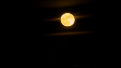 从山后升起的满月(或超级月亮)的夜晚时间