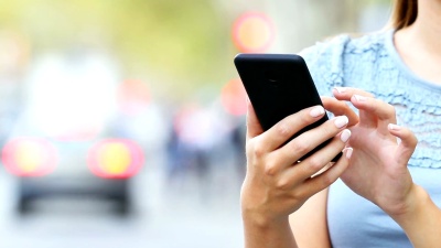 在智能手机中选择女人的手