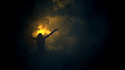 一个神秘的女孩举起双臂迎接奇异的闪电风暴
