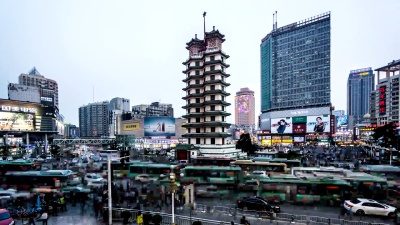 中国郑州-2018年3月25日 从日落到夜晚，中国郑州的二七纪念塔和交通