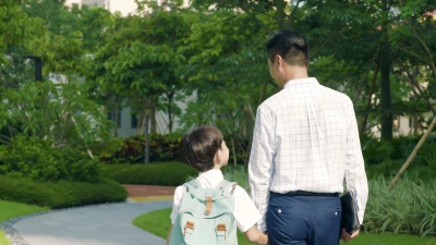 亚裔父子并排上学的后视图慢动作