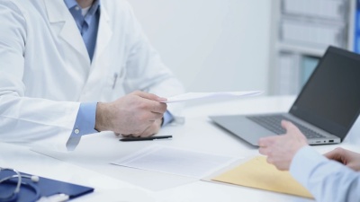 医生在他的办公室会见病人