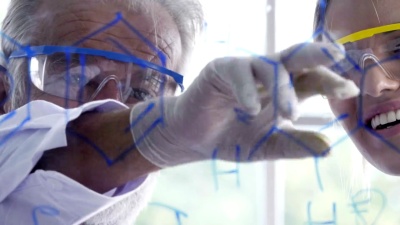 两位研究科学家