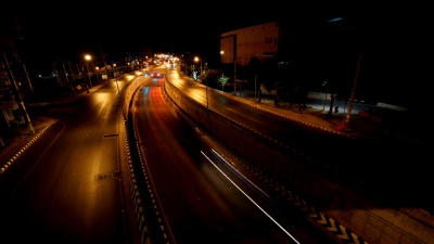 夜间有地下通道的道路上的交通视频时间间隔