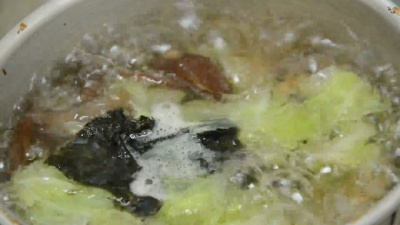 煮熟的素食汤配玻璃面条和海带