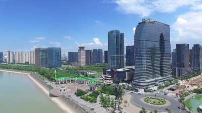 现代城市中临河的现代建筑