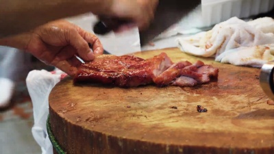 在香港，一位屠夫在切肉和准备肉。